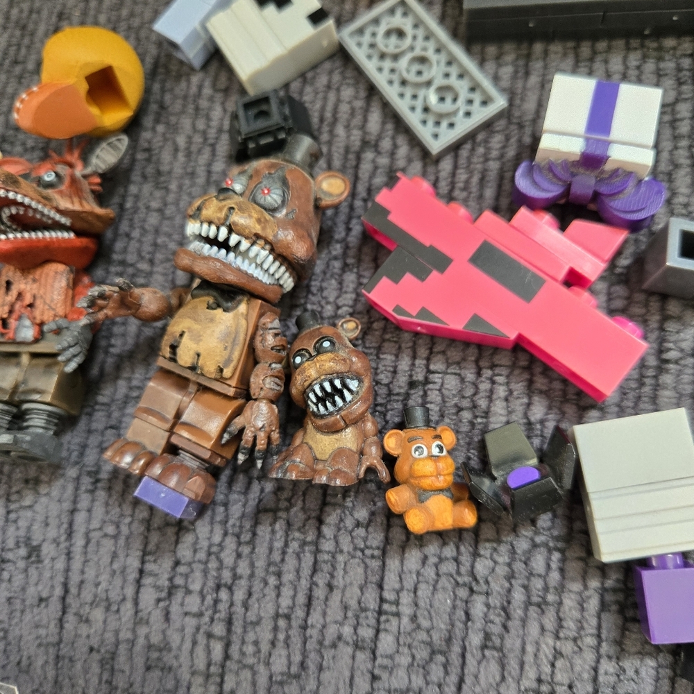 Five Nights At Freddys Construction Set Parts And Pieces With 2 Figures - Picture 6 of 8